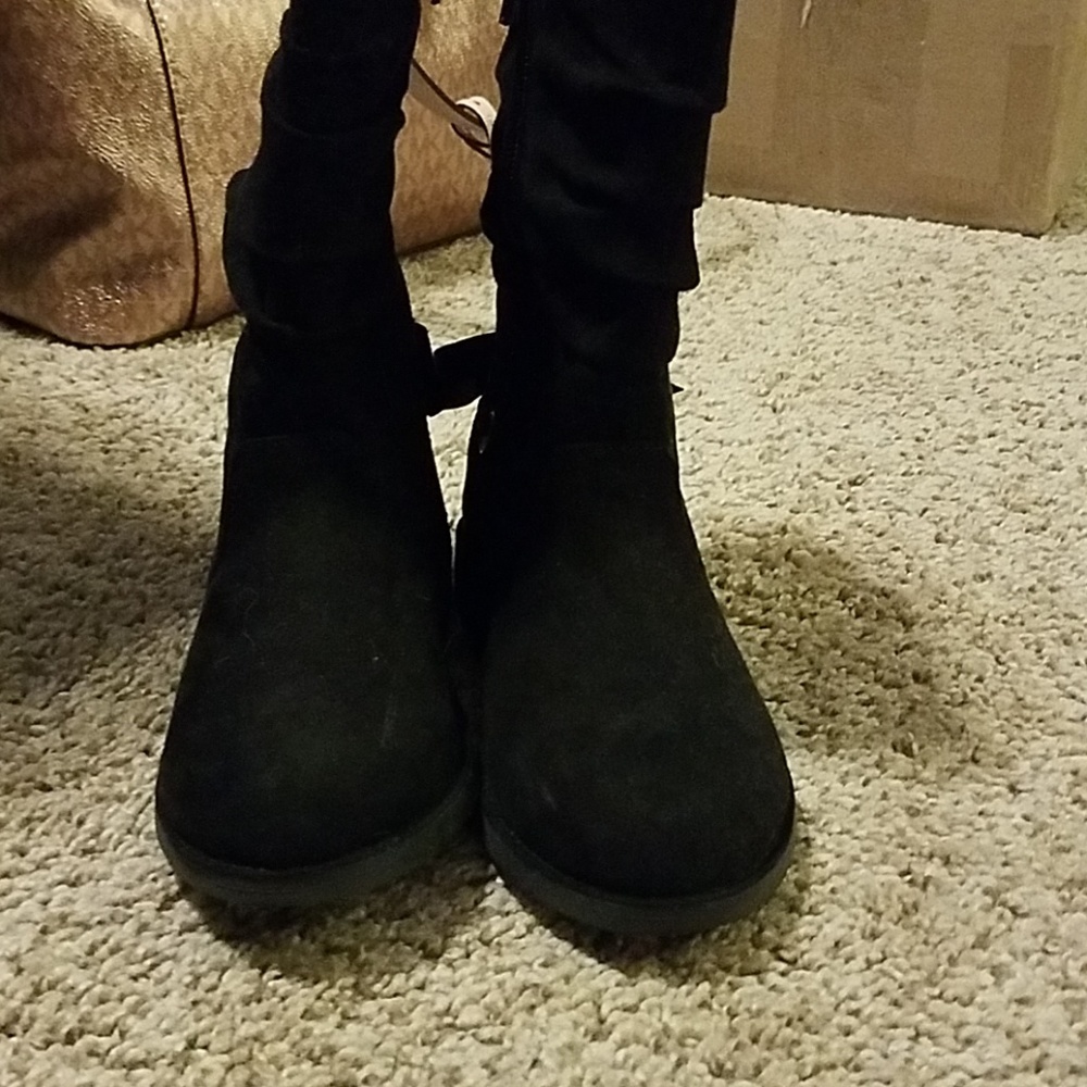 Black boots with bow